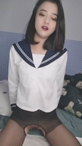 清纯卡哇伊18萝莉嫩妹吊带透视装黑丝蝴蝶粉穴快来操我 图 01