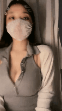 ♥️ 萝莉乳神 F罩杯揉奶掰穴特写跪着摇摆道具磨插阴蒂 图 01