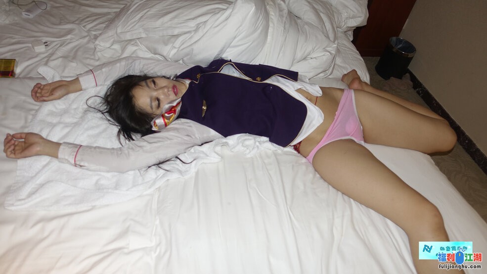 三人组高清爽玩夏航极品制服空姐【25V/21.5G】【百度盘】