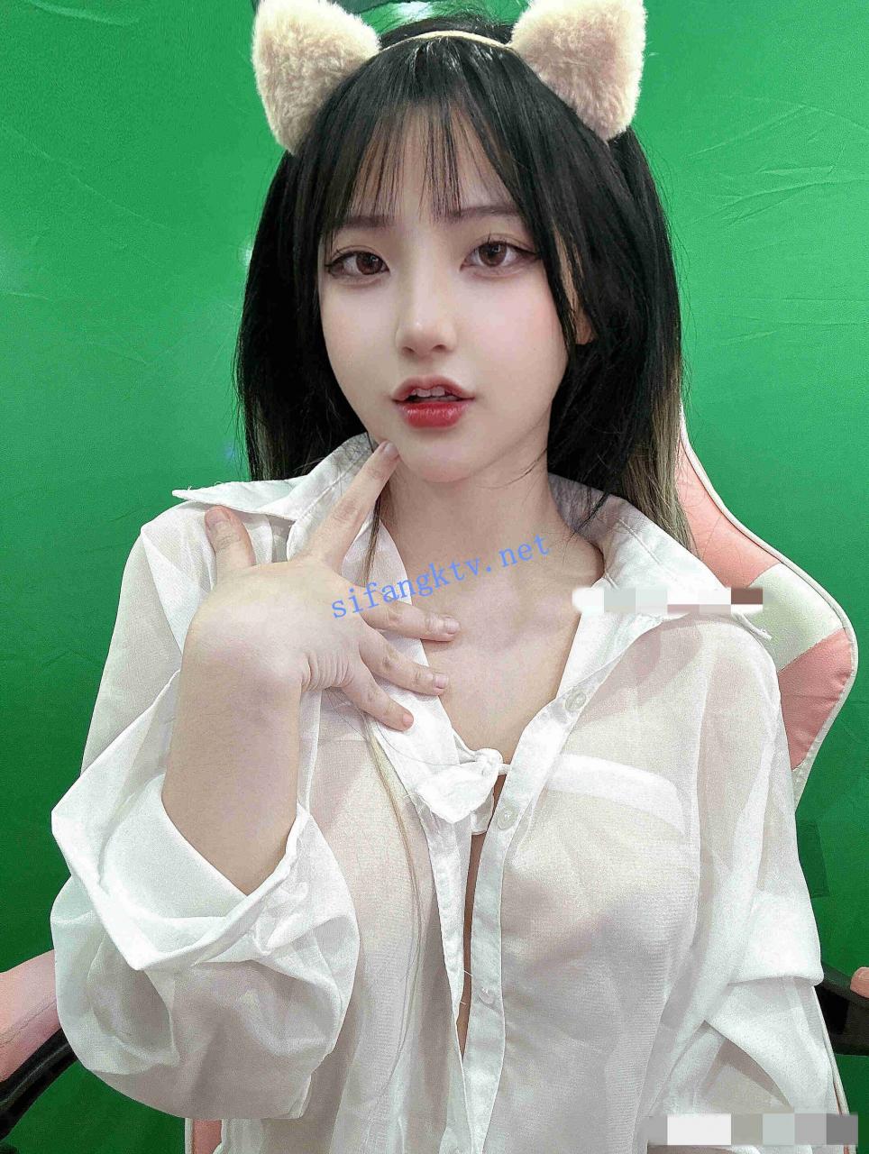 童颜巨乳 极品反差婊 Meiilyn 5月付费福利 2 图 01