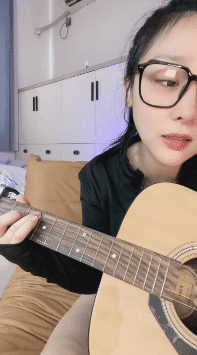 顶级绿播才艺女神下海 coco 吉他弹唱人美歌甜美乳一线天 图 01
