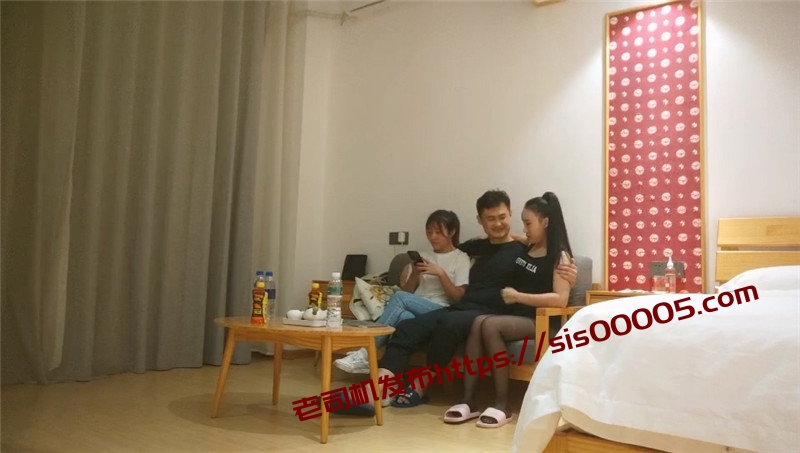 兩位大叔帶着自己的嬌妻酒店玩換妻❤️洗完澡換上黑絲淫亂4P開演兩位大叔帶着自己的嬌妻酒店玩換妻❤️洗完澡換上黑絲淫亂4P開演