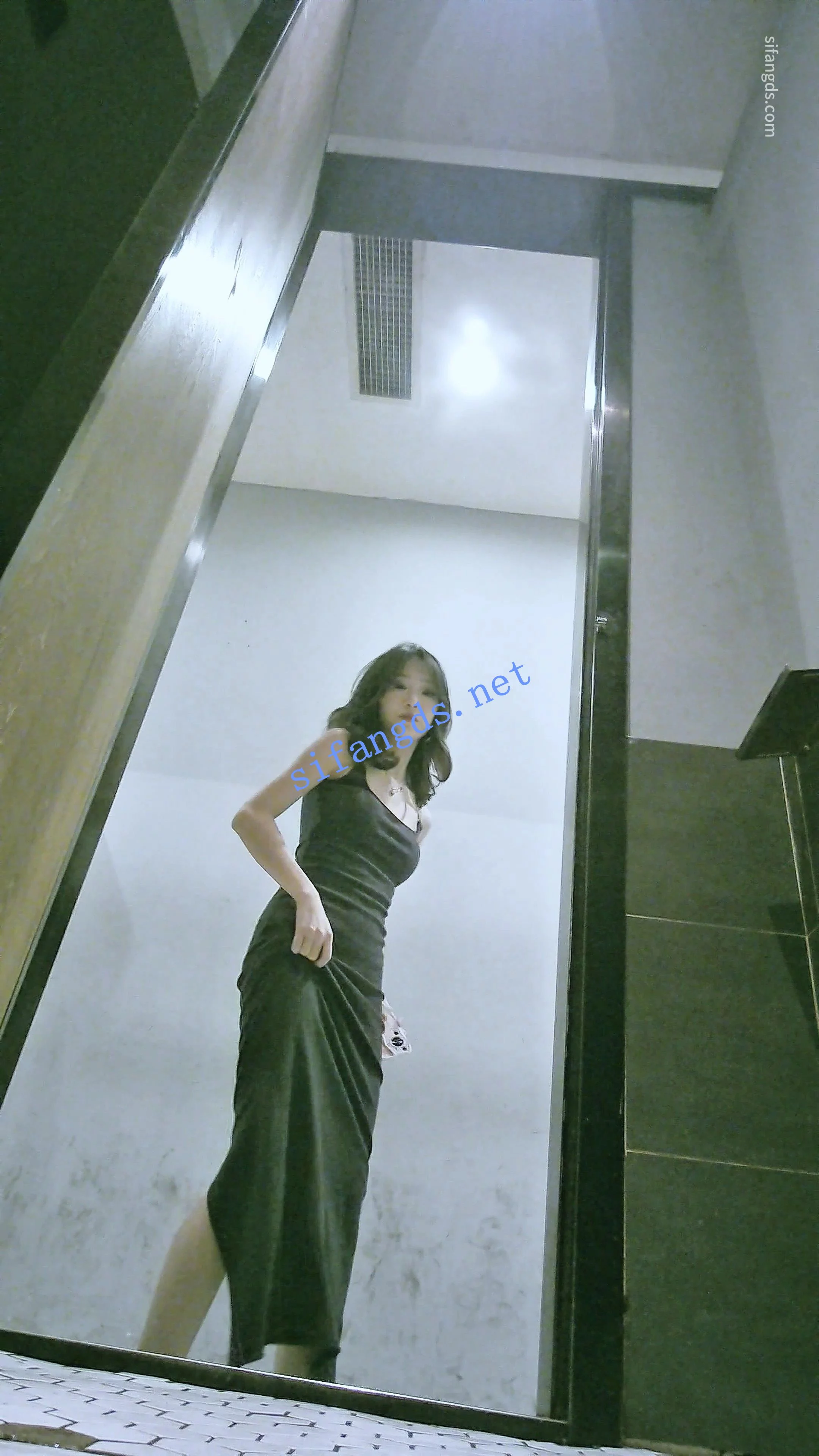 ✅ 厕拍 后拍极品身材网红气质大波浪黑色连衣裙美女 图 01