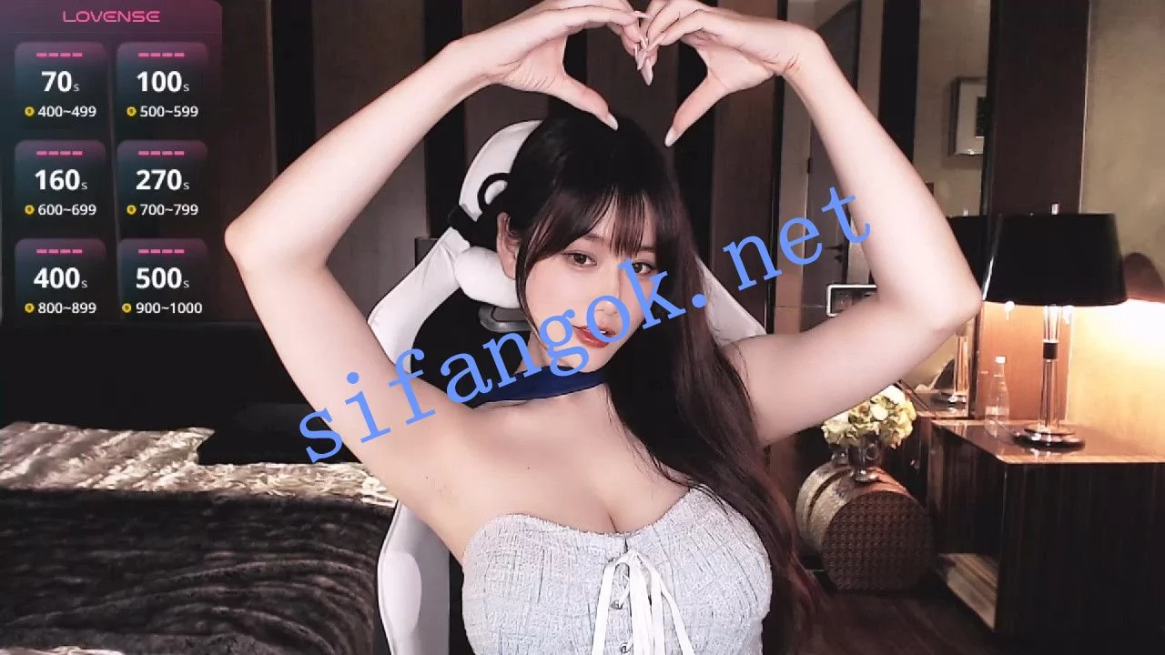 ❤️ Aurora_-77 人气女神~巨乳~丁字裤勒穴跳蛋自慰~ 图 01