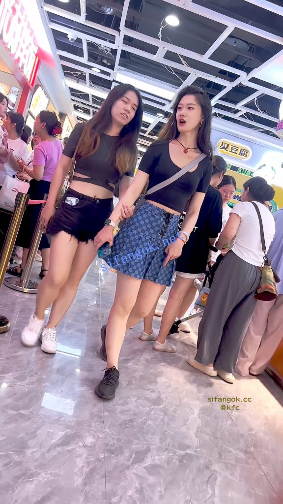 KFC 靓女和闺蜜逛街·短裙红色骚窄内·边走骚内裤夹的越紧 图 14