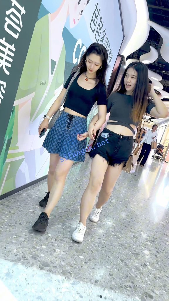KFC 靓女和闺蜜逛街·短裙红色骚窄内·边走骚内裤夹的越紧 图 18