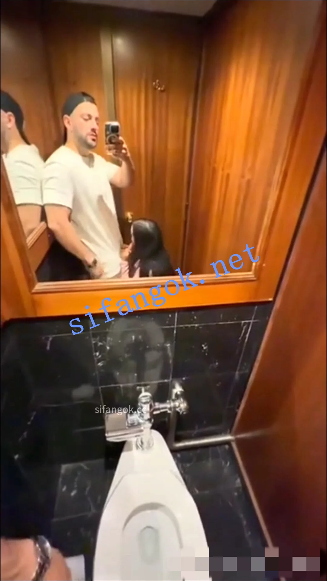 only巨乳肥臀网红Cosmicstella约炮录像在洗手间就迫切的深喉 图 03