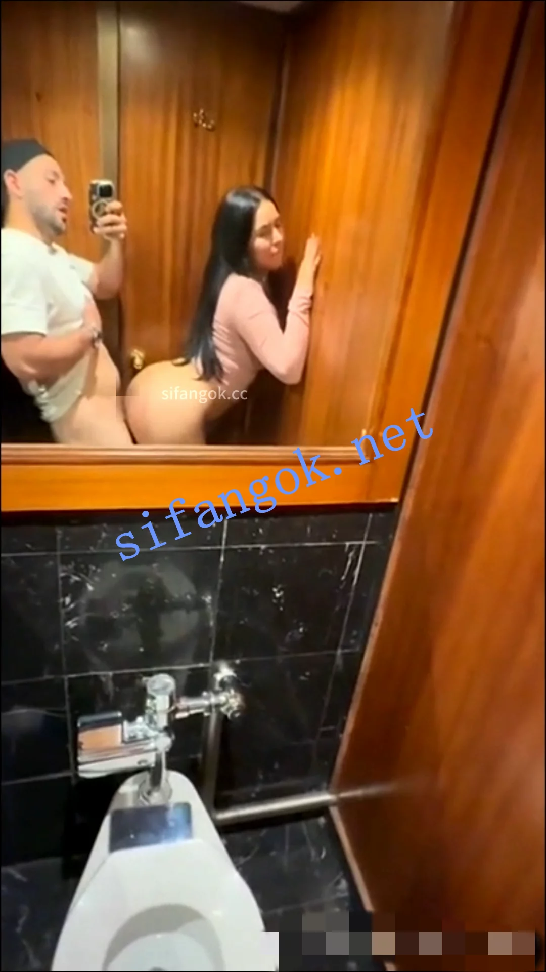 only巨乳肥臀网红Cosmicstella约炮录像在洗手间就迫切的深喉 图 06