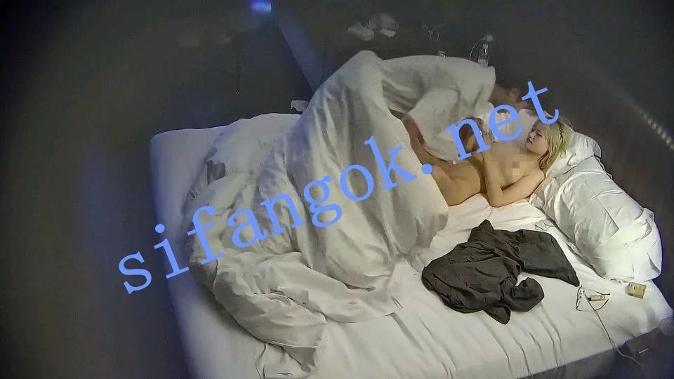 寂寞黄毛精神小妹三天约炮两男~打桩机式疯狂插入~好厉害 图 01